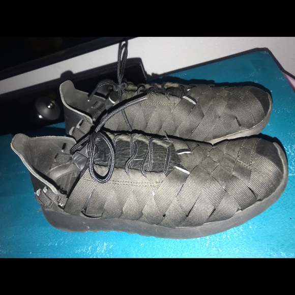 Black Nike Roshes - Picture 2 of 3